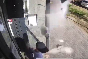 Фотография к новости: Астанада баланың басына үйдің қасбеті құлап кетті