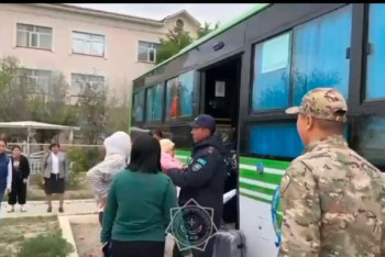 Фотография к новости: Құтқарушылар Махамбет ауданының тұрғындарына көмек көрсетуде