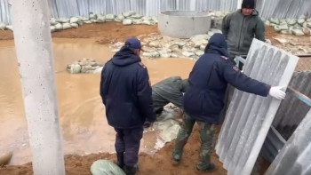 Фотография к новости: Атырау облысы. Апатты учаскеде  үш деңгейлі бөгет салынып жатыр