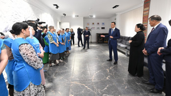 Фотография к новости: Сенаторлар "Бақытты отбасы" орталығының қызметімен танысты