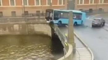 Фотография к новости: Петербургтегі автобус апаты. Жолаушыларды құтқарған қазақстандық марапатталды