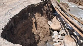 Фотография к новости: Алматы облысында автожолда топырақтың неліктен опырылғаны белгілі болды