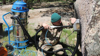 Фотография к новости: "Бурабай" ұлттық паркінің жартастары вандал жазулардан тазартылып жатыр