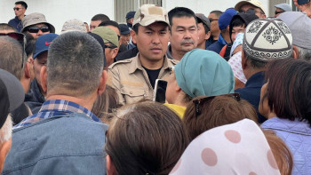 Фотография к новости: Су тасқыны. Жылыой тұрғындары әкімдік алдына не себепті жиналғаны белгілі болды