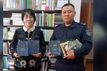 Фотография к новости: Ұлттық кітапхана Алматыдағы тергеу изоляторына 400-ге жуық кітап сыйлады