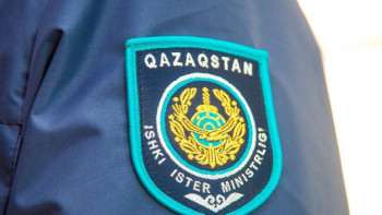 Фотография к новости: ШҚО полицейлері бопсалаушыны ұстады