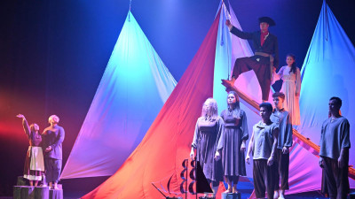 Мәулен Әшімбаев «Sensitive» ерекше театрының қойылымына барды
