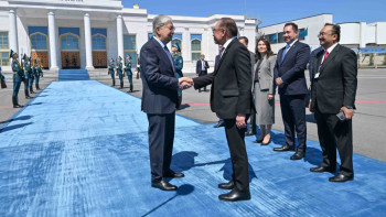 Фотография к новости: Президент Малайзия Премьер-министрін шығарып салды