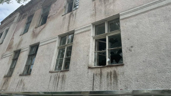 Фотография к новости: Көгерген иіс, сынған терезе: Алматылықтар қараусыз қалған ғимаратқа алаңдаулы