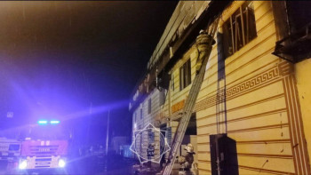 Фотография к новости: Өрт сөндірушілер жанып жатқан ғимараттан газ баллонын алып шықты