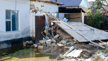 Фотография к новости: Су тасқыны. Тұруға жарамсыз үйдің 1 ш.м. үшін 200-240 мың теңге төленеді