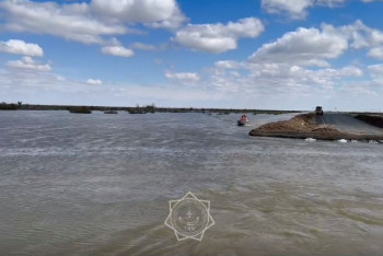 Фотография к новости: Су тасқыны. Жалғансай ауылының маңында автотрасса учаскесінің бір бөлігі жырылды