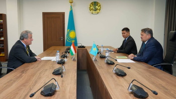 Фотография к новости: Министр Саясат Нұрбек Мажарстан елшісімен кездесті