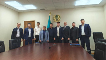 Фотография к новости: Министр Мәжіліс депутаттары және белсенділермен утиль алымы мәселелері бойынша кездесті