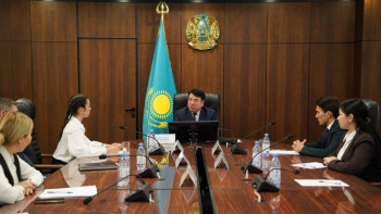 Фотография к новости: Оқу-ағарту министрі "Алтын белгіге" үміткер оқушылармен кездесті