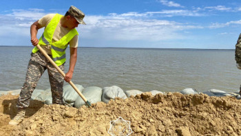 Фотография к новости: Әскери қызметкерлер  Ырғыз ауданында бөгетті нығайтып жатыр
