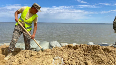 Әскери қызметкерлер  Ырғыз ауданында бөгетті нығайтып жатыр