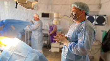 Фотография к новости: Елордалық дәрігерлер Көкшетауда шеберлік сағатын өткізіп, ота жасады