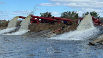 Фотография к новости: Құлсары көшелерінен 5,6 млн текше метрден астам су шығарылды