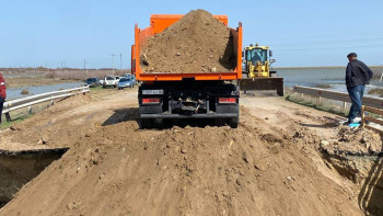 Фотография к новости: Қызылқоғада су шайған жолдар қалпына келтірілуде