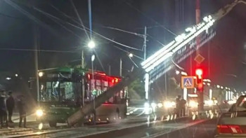 Фотография к новости: Павлодарда трамвай бағанына соғылған автобус жүргізушісі көз жұмды