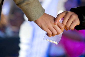 Фотография к новости: Павлодарда “синтетиканың” ірі партиясын тасымалдаған курьер ұсталды