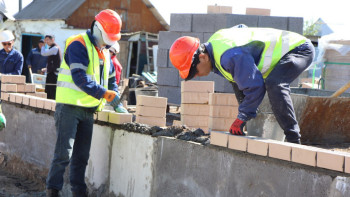 Фотография к новости: Су тасқыны. Ірі компаниялар тұрғын үй салуға және сатып алуға көмектеседі