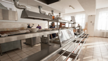 Фотография к новости: Балаларға тамақ қалдықтарын беріп келген: Мектеп асханасында шу шықты