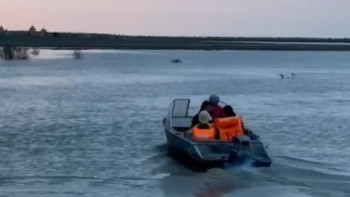 Фотография к новости: Атырауда құтқарушылар тұрғындарды тәулік бойы қайықпен тасымалдап жатыр