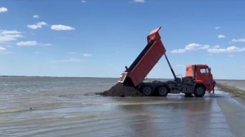 Фотография к новости: Су тасқыны. "Атырау-Индер" трассасында қорғаныс бөгеттері бекітілуде