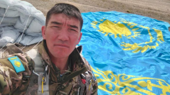 Фотография к новости: Қазақстандық десантшы Түркияда Қазақстан туын әуеде желбіретті