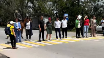 Фотография к новости: Алматыда наразы тұрғындар тасжолды жауып тастады