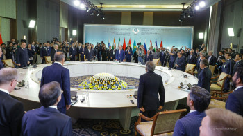 Фотография к новости: ШЫҰ: Сыртқы істер министрлері Иран президентін үнсіздікпен еске алды