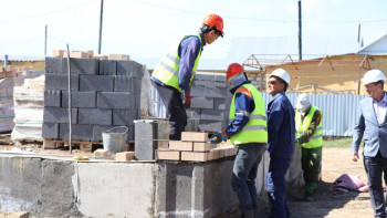 Фотография к новости: Су тасқыны. Ірі компаниялар тұрғын үй салуға және сатып алуға көмек көрсетеді