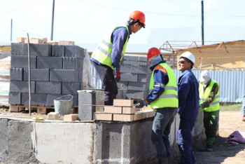 Фотография к новости: Су тасқыны. Ірі компаниялар тұрғын үй салуға және сатып алуға көмек көрсетеді