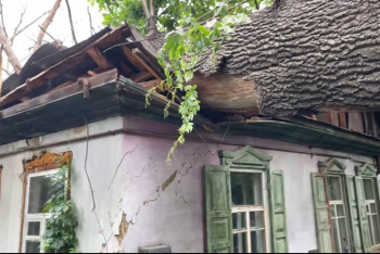 Фотография к новости: "Кесуге 450 мың теңге сұраған". Алматыда үйді үлкен емен басып қалды