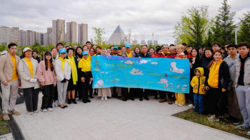 Фотография к новости: Дипломаттар Президент саябағына алма ағашын отырғызды