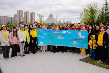 Фотография к новости: Дипломаттар Президент саябағына алма ағашын отырғызды