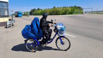 Фотография к новости: СҚО-да велосипед мінген мексикалық турист полицейлерге алғысын білдірді