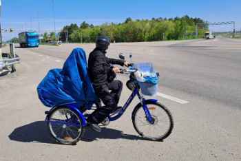 Фотография к новости: СҚО-да велосипед мінген мексикалық турист полицейлерге алғысын білдірді
