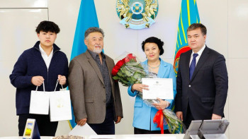 Фотография к новости: Жеңіс Қасымбек 5 жасар баланы құтқарған оқушыға 1 млн теңге берді