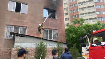 Фотография к новости: Құтқарушылар өртенген үйден 15 адамды эвакуациялады