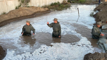 Фотография к новости: Әскери қызметшілер су тасқыны салдарын жоюға қатысып жатыр