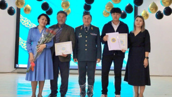 Фотография к новости: Бес жасар баланы құтқарған оқушы министрдің марапатын алды