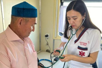 Фотография к новости: Атыраулықтар медициналық пойыз дәрігерлеріне қарала алады