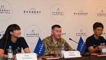Фотография к новости: "Бұл жетістікпен тоқтап қалғым келмейді": Эвересті бағындырған альпинистер жоспарымен бөлісті