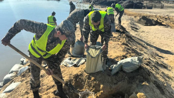Фотография к новости: Жайсаңбайда бөгетті нығайту жұмыстары жалғасып жатыр