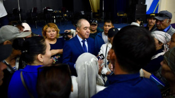 Фотография к новости: БҚО әкімі су тасқынынан зардап шеккен саяжай тұрғындарымен кездесті