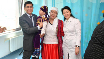 Фотография к новости: Асхат Аймағамбетов оңалту орталығында ерекше баланың тұсауын кесті