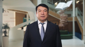 Фотография к новости: "Ағартушылық миссияны адал атқардыңыздар". Бас ұстаз оқушылар мен мұғалімдерді құттықтады